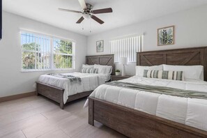 3 habitaciones, tabla de planchar con plancha y cuna de viaje 