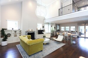 TV, table football - Joyous Cove with pool (Tulsa)