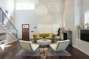 TV, table football - Joyous Cove with pool (Tulsa)