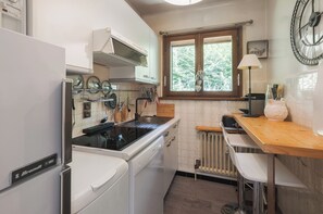 Fridge, microwave, dishwasher, coffee/tea maker