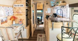 Microwave, coffee/tea maker, cookware/dishes/utensils, spices - The Hocking Hills- MAGICAL SKOOLIE ‼️ (Carbon Hill)