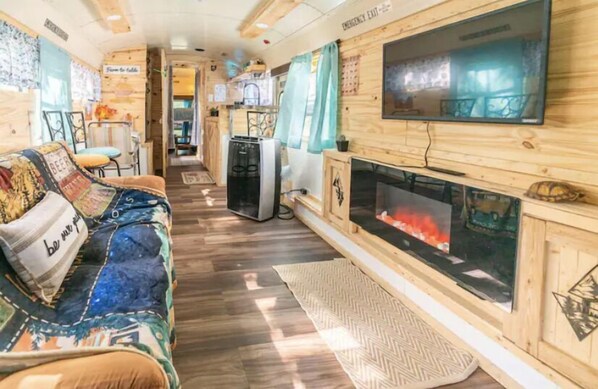 Smart TV, fireplace - The Hocking Hills- MAGICAL SKOOLIE ‼️ (Carbon Hill)