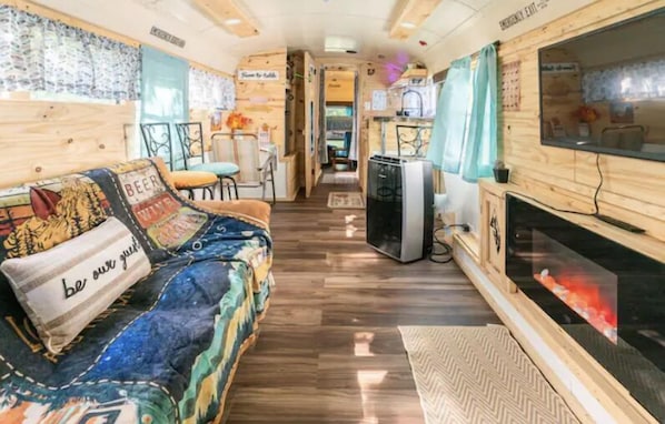 Smart TV, fireplace - The Hocking Hills- MAGICAL SKOOLIE ‼️ (Carbon Hill)