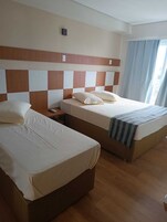 Escritorio, tabla de planchar con plancha, wifi gratis