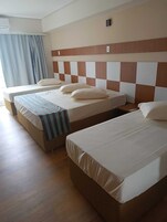 Escritorio, tabla de planchar con plancha y wifi gratis 