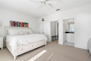2 bedrooms, travel cot, WiFi, bed sheets