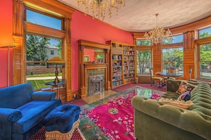 Fireplace - Orman Mansion - Pueblo's Most Luxurious Stay (Pueblo)