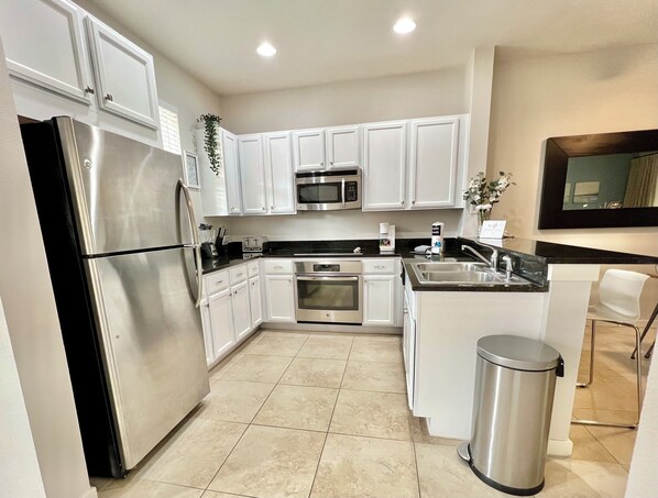 Refrigerador, microondas, horno y parrilla de estufa