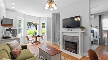 Télévision, cheminée