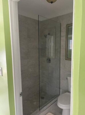 Shower, towels, soap, toilet paper - Green Turtle - Upscale Studio w Pool Near Beach
 (Nassau)