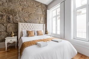 Desk, iron/ironing board, Internet, bed sheets