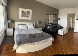 Schreibtisch, Internetzugang, Bettwäsche