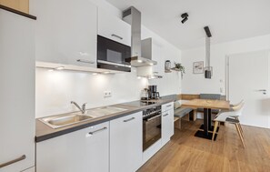 Kjøleskap, kokeplater, oppvaskmaskin og kaffetrakter/tekoker