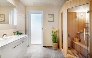 Shower - Lovely home in Ringkøbing with kitchen (Ringkøbing)