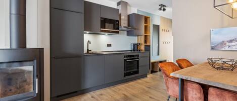 冷蔵庫、コンロ、食器洗い機、コーヒー / ティーメーカー