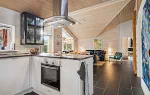 Fridge, dishwasher, coffee/tea maker - Nice home in Glesborg with WiFi (Glesborg)