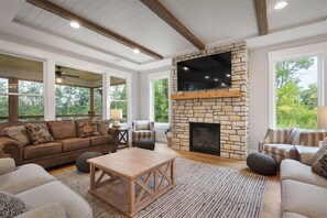 Smart TV, fireplace