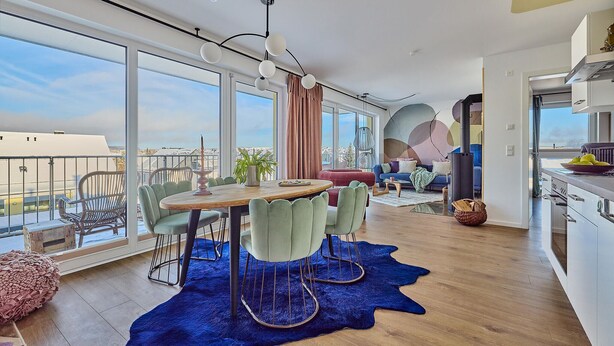 A modern living room with a dining area, large windows, and a view of the city. - Gorgeous apartment in Winterberg (Winterberg)