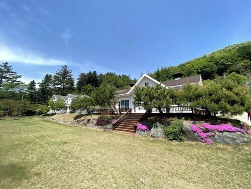 Beautiful home with 3 bedrooms/attic/monthly rent