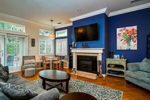 Una Smart TV, una chimenea, videojuegos