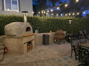 Outdoor dining - Casa Charles a private Villa in the foothills of Mt Helix in La Mesa, CA. (La Mesa)