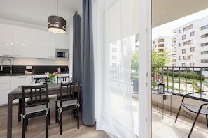 Apartamento, 2 quartos, sacada | Cozinha privada | Lava-louças, talheres/pratos/utensílios de cozinha