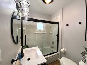 Sèche-cheveux, serviettes fournies, savon, papier toilette