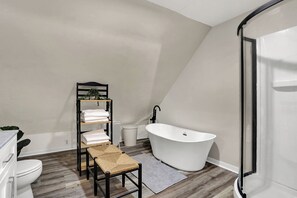 Signature-Villa | Badezimmer | Badewanne und Dusche (separat), Komfortbadewanne, Haartrockner