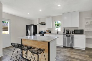 Villa Signature | Eget kök | Stort kylskåp, mikrovågsugn, ugn och spishäll