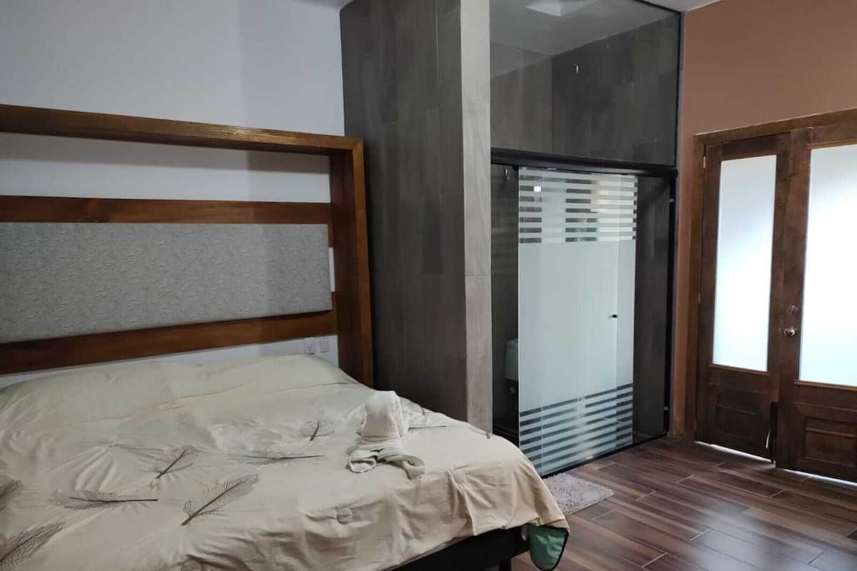 Classic Room, 1 King Bed, Patio, Park View | Bed sheets