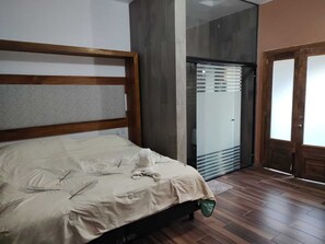 Kamar Klasik, 1 Tempat Tidur King, patio, pemandangan taman | Seprai linen