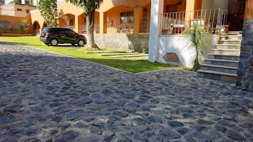 Vista frontal de la propiedad