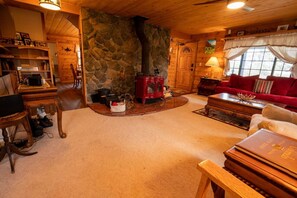 Smart-TV, Kamin, Bücher, Arbeitsbereiche