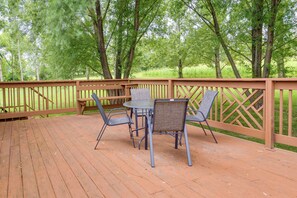 Outdoor dining - (Watkins Glen)