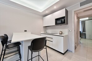 Geladeira, micro-ondas, cooktop
