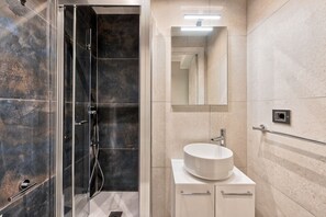 Dusche, Haartrockner, Bidet, Handtücher