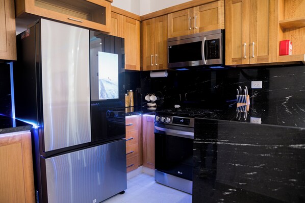 ميكروويف، فرن، غسالة أطباق، ماكينة لصنع القهوة/الشاي