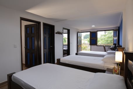 Escritorio y ropa de cama