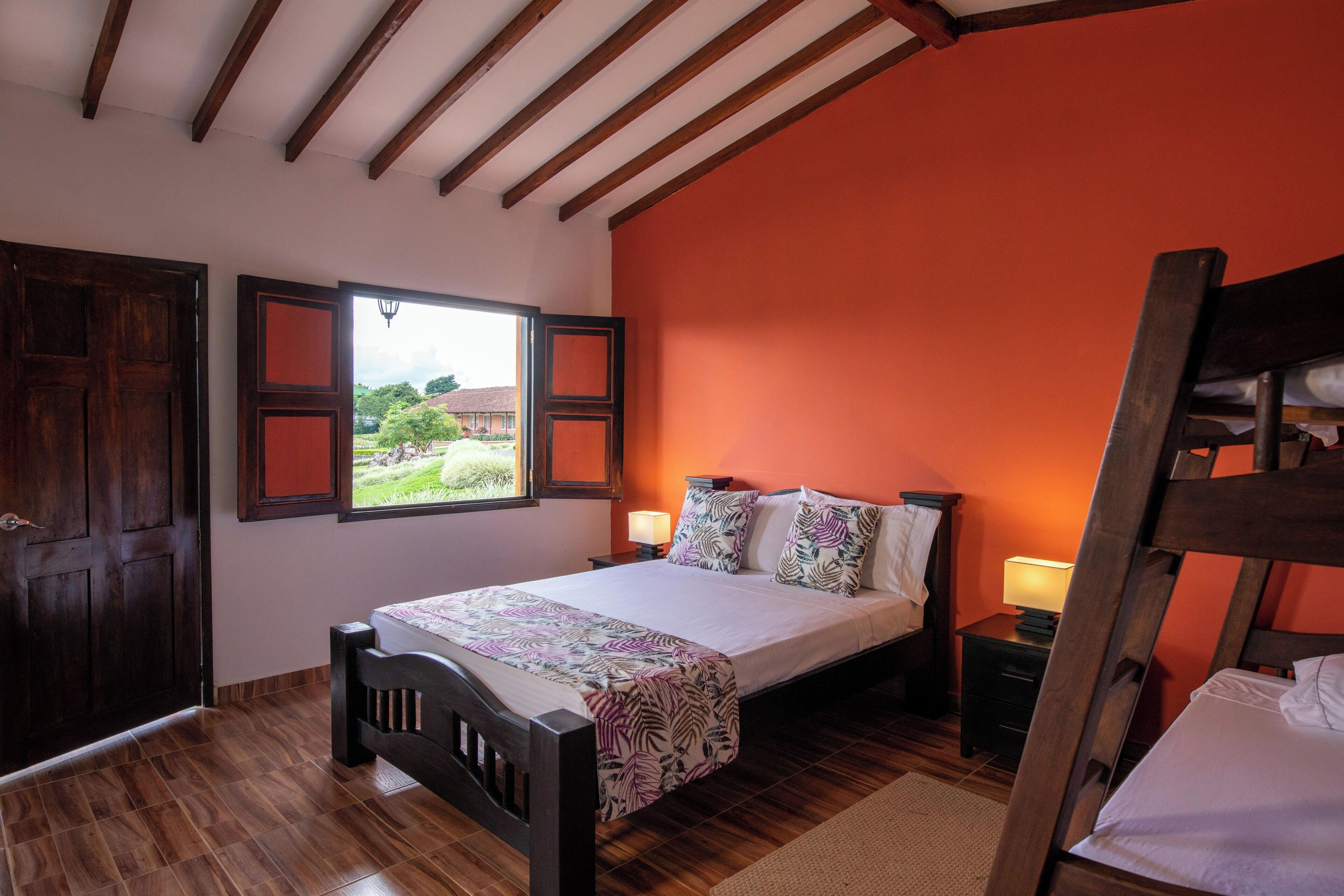 Cabaña familiar | Escritorio y ropa de cama