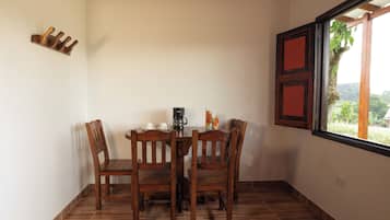 Cabin dành cho gia đình | Bàn, bộ trải giường