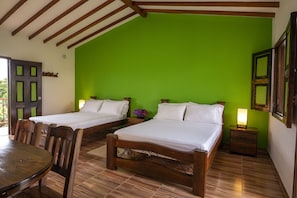 Desk, bed sheets - Yanuba Hotel Campestre  (Pereira)