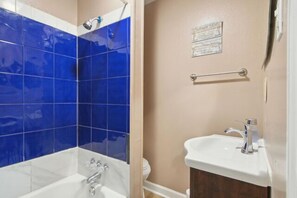 Serviettes fournies, papier toilette