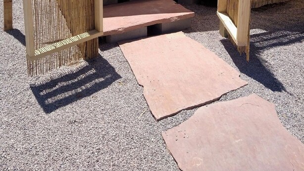 Una piscina de metal con valla de madera y escalones que la conducen.