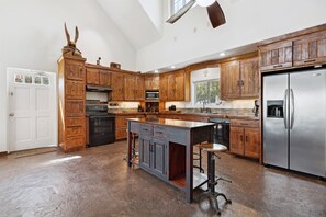 Fridge, microwave, oven, stovetop - Vintage Rock at Mimosa Lake Retreat - 24 Acre Lakefront Property (Marshville)