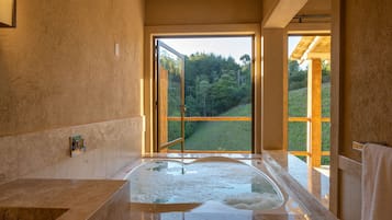 Quarto standard | Banheiro | Banheira e chuveiro separados, banheira de hidromassagem