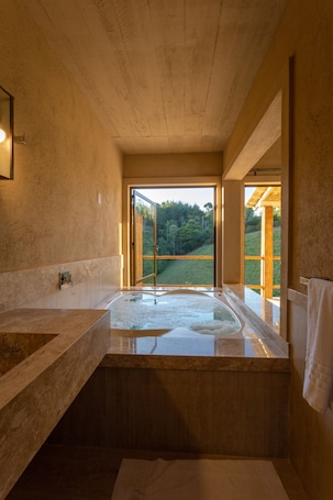 Bañera y ducha independientes, bañera de hidromasaje. Quinta dos Manacás Pousada