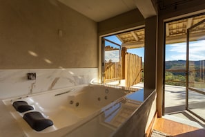 Presidential Bungalow, 1 King Bed, Private Pool | Bathroom | Separate tub and shower, jetted tub, rainfall showerhead - Quinta dos Manacás Pousada (Venda Nova Do Imigrante)