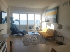 Living area - New apartment with amazing view, front sea with access to the beach. (Tijuana)