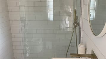 Doccia, asciugacapelli, asciugamani, sapone