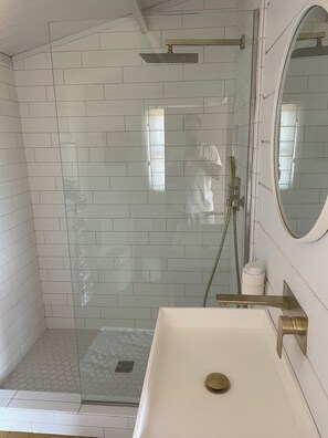 Dusj, hårføner, håndklær og såpe